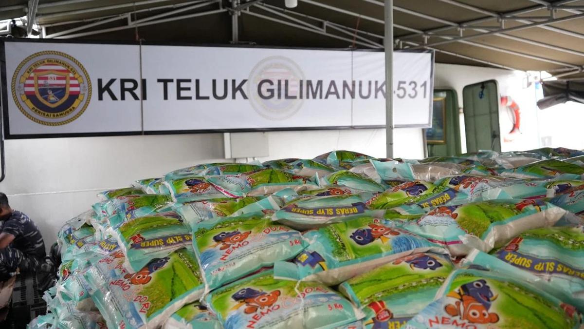 KRI Teluk Gilimanuk-531 TNI AL Angkut Bantuan Logistik Menuju Aceh, Ini Rincian yang Dibawa