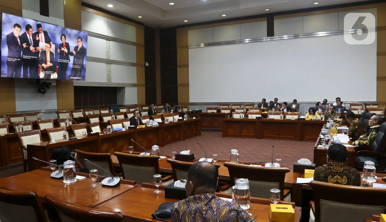 Suasana saat mantan Direktur Utarma TVRI Helmy Yahya Rapat Dengar Pendapat Umum dengan Komisi I DPR di Kompleks Parlemen, Jakarta, Selasa (28/1/2020). Setelah memanggil Dewan Pengawas dan Direksi TVRI, DPR mendengarkan penjelasan Helmi Yahya terkait pemecatannya. (Liputan6.com/Johan Tallo)