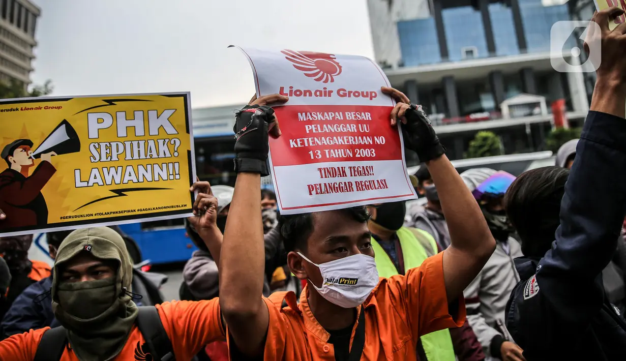 Pekerja alih daya (outsourcing) maskapai penerbangan Lion Air saat menggelar unjuk rasa di Gedung Lion Tower, Jakarta, Senin (13/7/2020). Aksi yang diikuti ratusan orang ini menuntut hak yang disebut belum dibayarkan oleh manajemen perusahaan. (Liputan6.com/Faizal Fanani)
