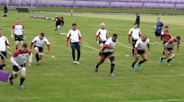 Para pemain rugby Inggris berlatih di Tokyo, Jepang, Selasa (29/10/2019). Inggris akan menghadapi Afrika Selatan di final Piala Dunia Rugby 2019. (AP Photo/Mark Baker)