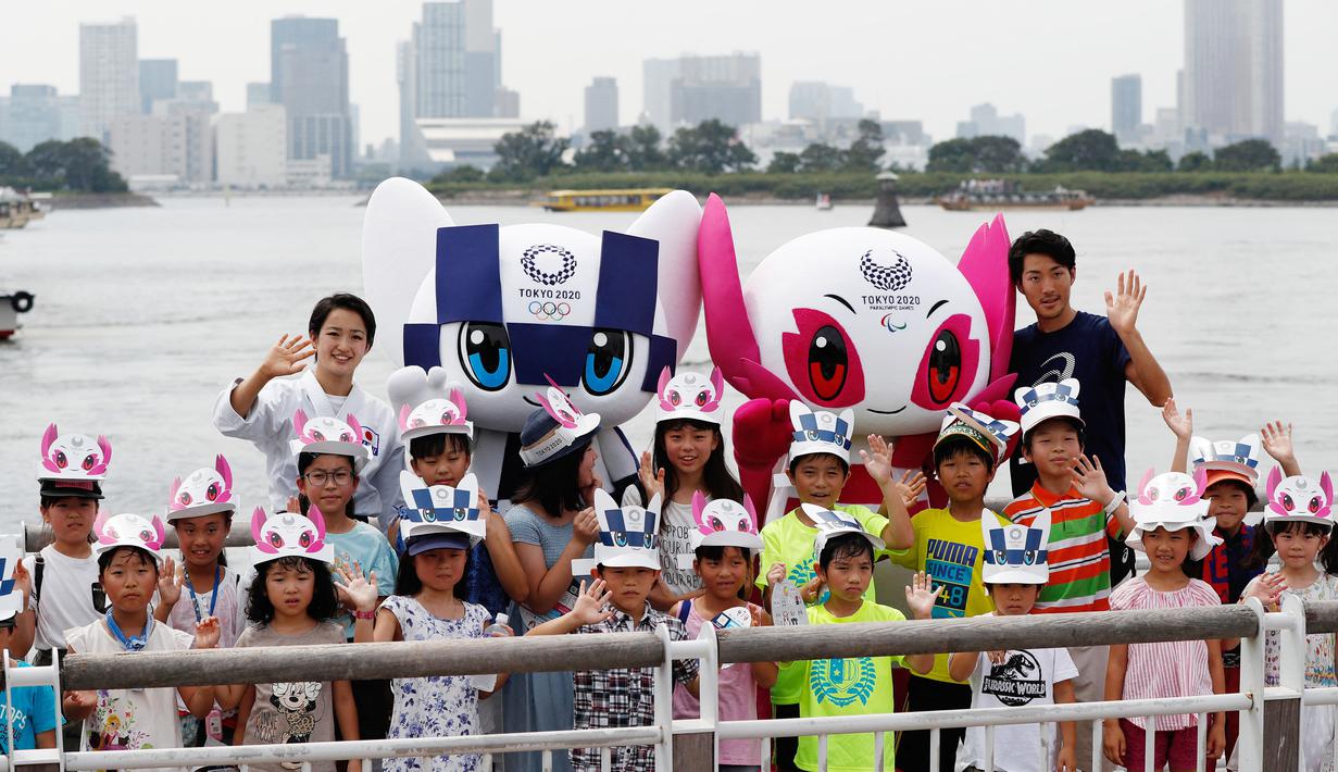 Miraitowa tidak hadir sendiri iya diperkenalkan bersamaan dengan Someity, maskot resmi Paralimpiade 2020. (Foto:AFP/Issei Kato)