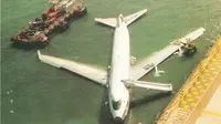 4 November 1993: Pesawat Boeing 747-400 China Airlines Tergelincir ke Pelabuhan Victoria Hong Kong Saat Mendarat