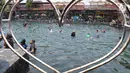 Pengunjung menikmati wisata air di kolam renang Umbul Ponggok, Desa Polanharjo, Klaten, Jawa Tengah, Minggu (30/9). Tiket masuk Umbul Ponggok sebesar Rp 15 ribu di hari biasa dan Rp 30 ribu di akhir pekan atau hari libur nasional. (Liputan6.com/Gholib)