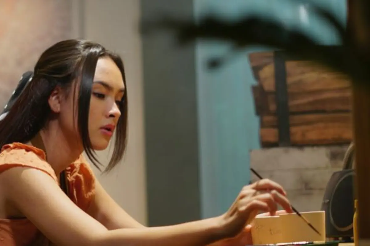 Caitlin Halderman dalam serial "WHY?" (Foto: Vidio)