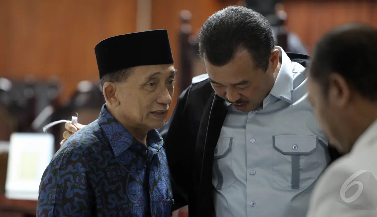 Fuad Amin Imron usai menjalani sidang lanjutan kasus dugaan suap pasokan gas alam untuk pembangkit listrik di Gresik, Pengadilan Tipikor, Jakarta, Kamis (22/5/2015). Jaksa penuntut umum menolak atas eksepsi dirinya. (Liputan6.com/Yoppy Renato)