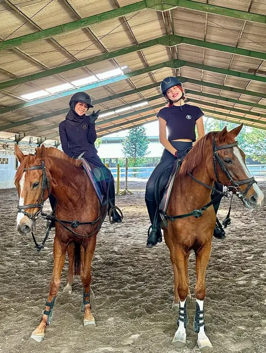 Setiap kali berkuda, Lesti Kejora tidak pernah lupa kenakan safety helm dan boots [@lestykejora]
