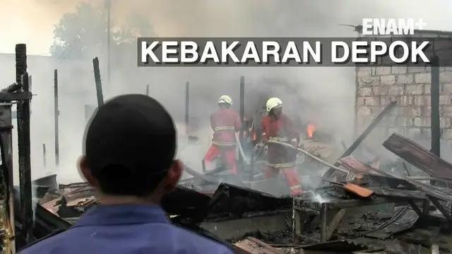 Warga kampung Lio menangis histeris saat rumahnya terbakar.