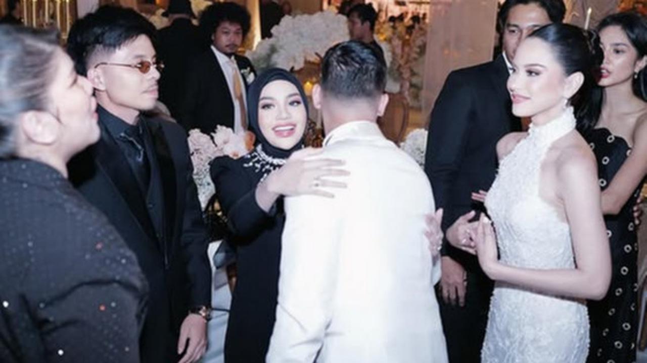 Potret Aurel Hermansyah Tampil Stunning Dalam Balutan Dress Hitam di Dinner Party Al Ghazali & Alyssa Daguise