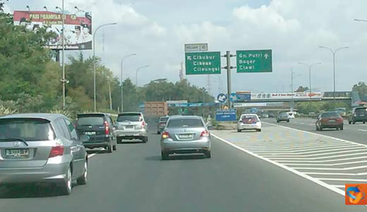 Citizen6, Jakarta: Tiga sepeda motor masuk Jalan Tol. Motor ini terlihat bersama rombongan pengantar jenazah, masuk dari arah UKI Cawang, dan keluar di Pintu Tol Cibubur 1, Minggu (10/4) siang.(Pengirim: Adrianto)