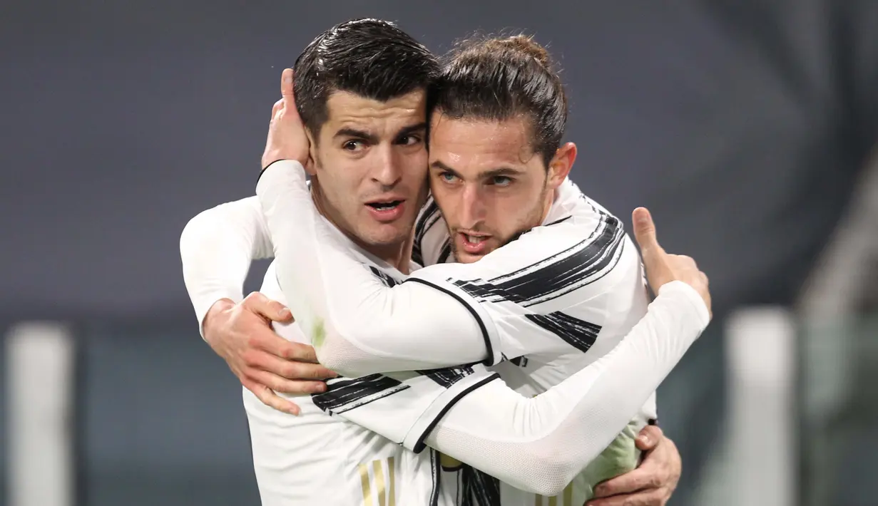 Gelandang Juventus, Adrien Rabiot (kanan) berselebrasi dengan penyerang Alvaro Morata usai mencetak gol ke gawang Lazio pada pertandingan lanjutan Liga Serie A Italia di Stadion Allianz Turin, Italia, Minggu (7/3/2021). Juventus menang atas Lazio 3-1. (Tano Pecoraro / LaPresse via AP)