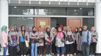 Buruh perempuan pabrik handuk CV Vhileo, Majalaya, Kabupaten Bandung saat mendatangi kantor Pengadila Hubungan Industrial (PHI) Kota Bandung, Senin, 3 Juni 2024. (Liputan6.com/Dikdik Ripaldi).