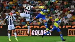 Pemain Juventus Cristiano Ronaldo menyundul bola ke gawang Udinese pada pertandingan Liga Italia Serie A di Dacia Arena Stadium, Udine, Italia, 22 Agustus 2021. Pertandingan berakhir dengan skor 2-2. (MIGUEL MEDINA/AFP)