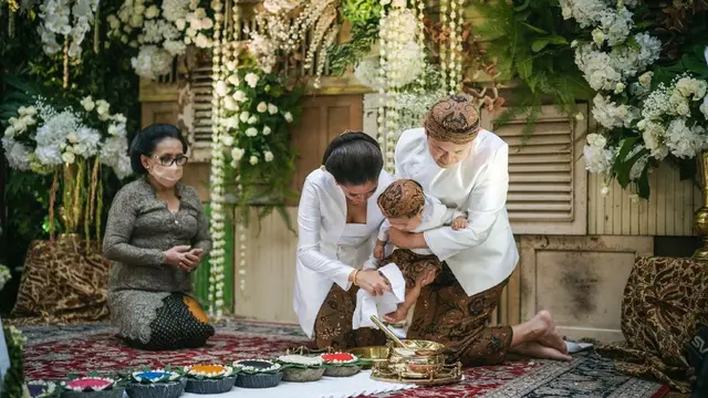 Potret Prosesi Tedhak Siten Anak Kedua Titi Rajo Bintang, Berlangsung Khidmat. (Sumber: Instagram/titiradjopadmaja)