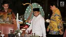 Ketua Dewan Kehormatan Partai Golkar BJ Habibie (tengah) bersama Ketua Umum Partai Golkar Airlangga Hartarto (kanan) di kediamannya, Jakarta, Jumat (3/8). Pertemuan tersebut dalam rangka silaturahmi jelang Pilpres 2019. (Liputan6.com/JohanTallo)