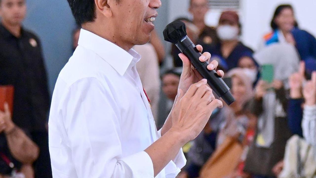 Bagi-Bagi Bantuan Pangan di Tangsel, Jokowi Sebut Harga Beras Naik karena Perubahan Iklim