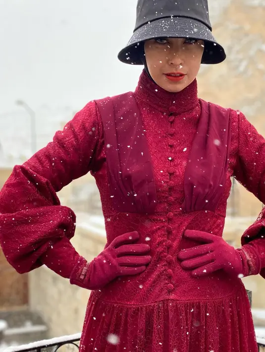 Anissa Hapsari terlihat awet muda di usianya yang menginjak 45 tahun, baik dalam gaya pakaian dan riasan. Salah satunya seperti aksesori topi yang dipadupadankannya dengan fashion hijab (Foto: @hapsarianissa29)