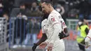 Penyerang AC Milan, Zlatan Ibrahimovic berselebrasi usai mencetak gol ke gawang Venezia pada pertandingan lanjutan Liga Serie A Italia di stadion Penzo, Italia, Minggu (9/1/2022). Kemenangan ini membawa AC Milan menguasai puncak klasemen Serie A. (Paola Garbuio/LaPresse via AP)
