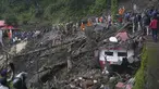 Tim penyelamat membersihkan lumpur dan puing-puing saat mereka mencari orang-orang yang dikhawatirkan terjebak setelah tanah longsor di dekat sebuah kuil di pinggiran Shimla, negara bagian Himachal Pradesh, Senin, 14 Agustus 2023. (AP Photo/Pradeep Kumar)