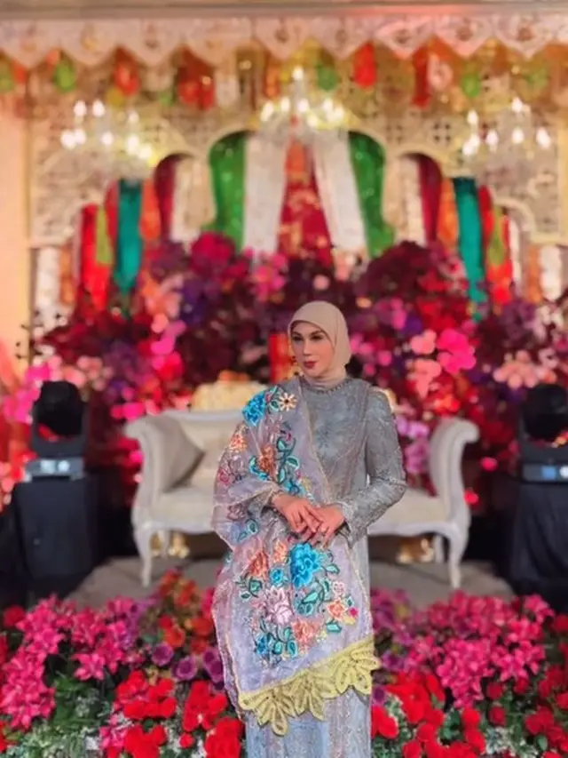 Outfit Kondangan Marini Zumarnis