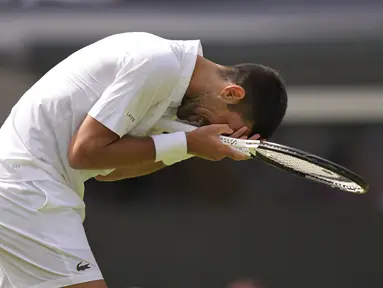 Petenis Serbia Novak Djokovic bereaksi saat melawan petenis Polandia Hubert Hurkacz dalam pertandingan tunggal putra putaran keempat turnamen Wimbledon di London, Senin (10/7/2023). (AP Photo/Alberto Pezzali)