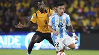 Pemain Argentina, Lautaro Martinez (22), dan pemain Ekuador, Willian Pacho, berebut bola dalam pertandingan kualifikasi Piala Dunia 2026 di Stadion Banco Pichincha, Guayaquil, Ekuador, Rabu,&nbsp;10 September 2025. (AP Photo/Dolores Ochoa)