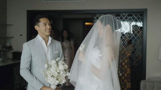 Atlet pebulu tangkis Indonesia Jonatan Christie, resmi menikahi Shania Junianatha atau Shanju di Gereja Katedral Jakarta.