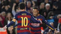 Duo bomber Barcelona, Lionel Messi (kiri) dan Neymar (kanan) melakukan selebrasi usai menjebol jala Real Betis, beberapa waktu lalu. Sampi jornada dini hari tadi, trisula milik Barcelona dan Real Madrid bersaing ketat dalam perolehan gol. (EPA/Quique Garc