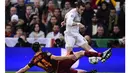 Pemain AS Roma, Iago Falque menghalau sepakan pemain Real Madrid, Gareth Bale pada leg kedua babak 16 besar Liga Champion di Stadion Santiago Bernabeu Madrid Rabu (9/3/2016) dini hari WIB. (AFP/Gerard Julien). (AFP/Javier Soriano)