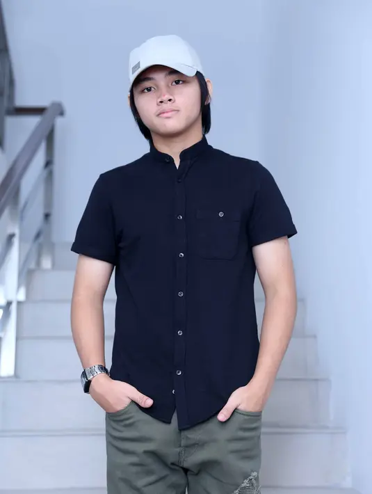 "Indonesia vs Thailand gue nonton tuh. Besok gue nonton langsung di Pakansari. Jadi besok ada promo di radio gitu, abis dari situ disempatkan nonton final Indonesia lawan Thailand," ucap Aldy Selasa (13/12). (Nurwahyunan/Bintang.com)