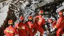 Petugas penyelamat sedang menggali sisa-sisa hotel yang runtuh untuk mencari korban selamat  di Suzhou di Provinsi Jiangsu, China timur (12/7/2021). Menurut situs perjalanan Ctrip, Hotel Siji Kaiyuan dibuka pada 2018 dan memiliki 54 kamar tamu serta ruang perjamuan dan ruang konferensi. (AFP/CNS)