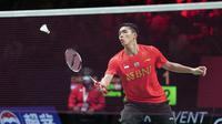 Pebulutangkis tunggal putra Indonesia Jonatan Christie saat bertanding melawan Anders Antonsen (Denmark) pada semifinal final Piala Thomas atau Thomas Cup 2021 di Aarhus, Denmark, 16 Oktober 2021. Jonatan Christie menang 25-23, 15-21, 21-16. (Claus Fisker/Ritzau Scanpix via AP)