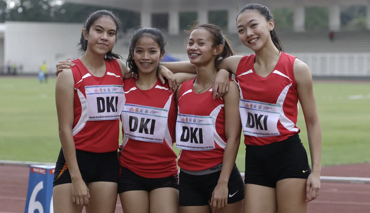 Tim putri DKI Jakarta saat mengikuti nomor lari 4x100 meter estafet pada Kejuaraan Pomnas XVI 2019 di Stadion Madya, Senayan, Jakarta, Rabu (25/9). Tim putri Jakarta raih emas di nomer 4x400 meter estafet. (Bola.com/Yoppy Renato)