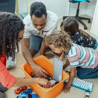 Daripada meminta anak untuk langsung memberikan mainan, orang tua dapat mulai mengenalkan konsep berbagi melalui hal yang lebih sederhana (Sumber: Pexels.com)
