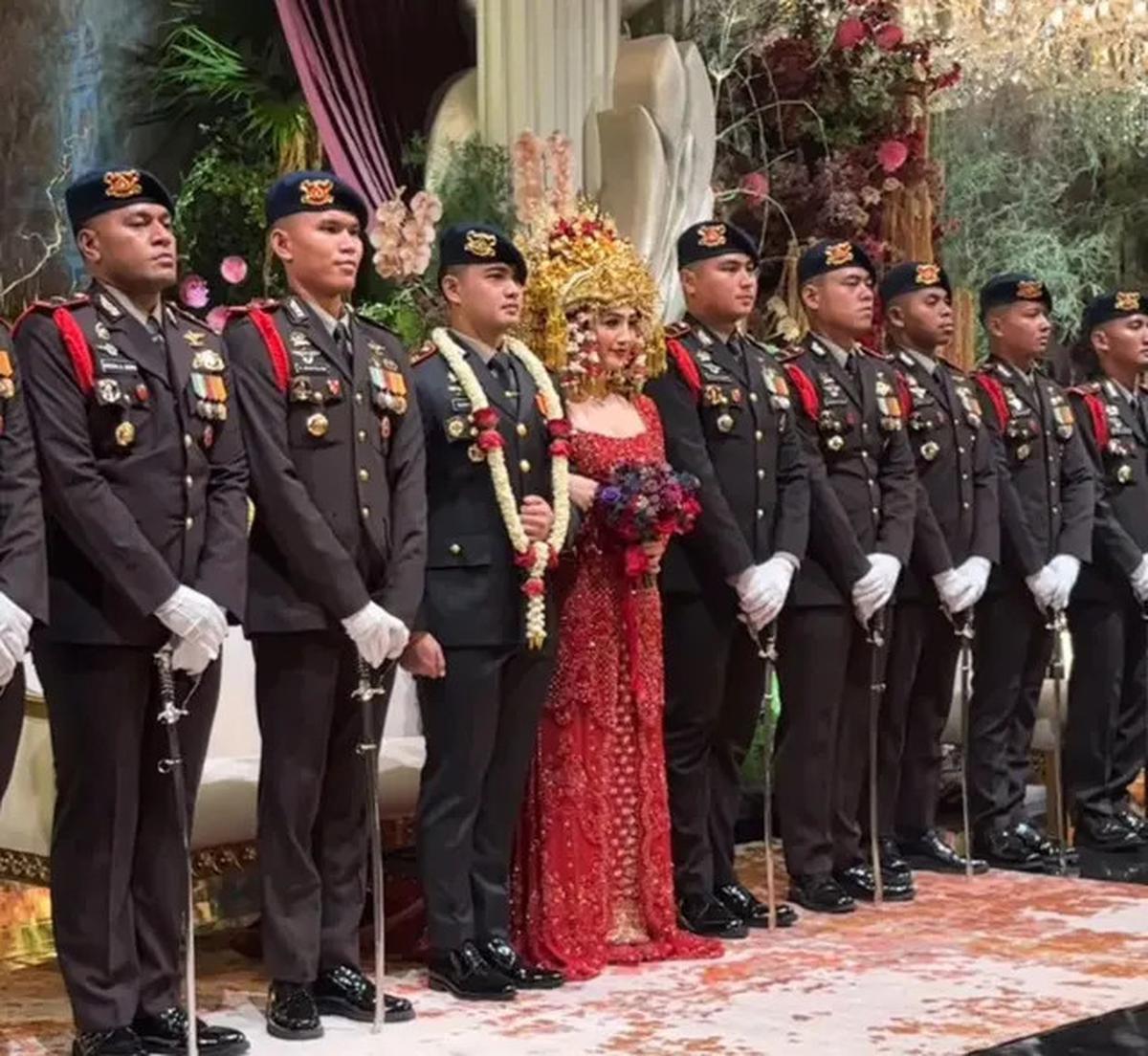 Melihat Tampilan Gagah Suami Febby Rastanty Kenakan Seragam Polisi saat Resepsi Pernikahan dan Pedang Pora