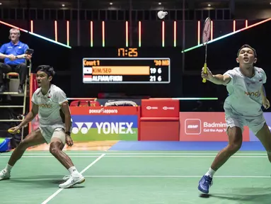 Ganda putra Indonesia Fajar Alfian dan Muhammad Shohibul Fikri melakukan pengembalian bola melawan ganda putra Korea Selatan Kim Won-ho dan Seo Seung-jae selama pertandingan final ganda putra turnamen bulu tangkis Japan Open di Tokyo Gymnasium, Tokyo, pada 19 Juli 2026. (AFP/  Yuichi Yamazaki)