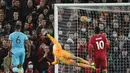 Di babak kedua Liverpool masih dominan menekan Newacstle United. Namun The Reds baru berhasil manambah gol pada menit ke-87 melalui sepakan keras Trent Alexander-Arnold dari luar kotak penalti. (AFP/Oli Scarff)
