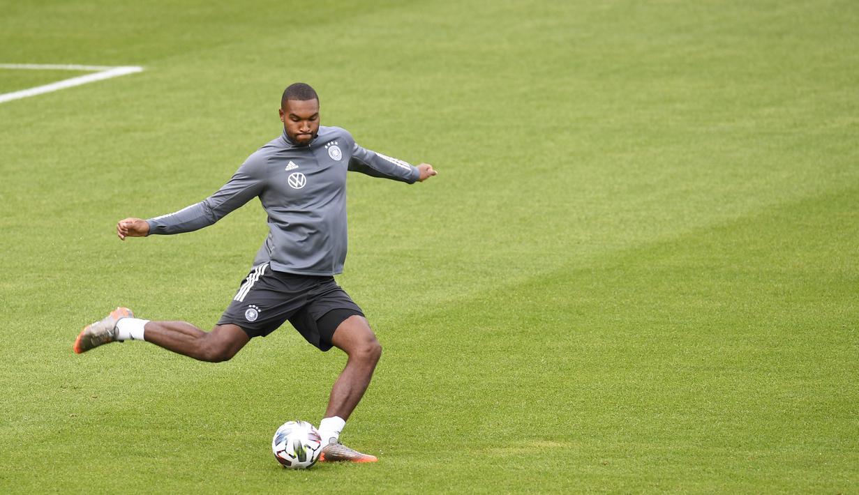 Pemain Timnas Jerman, Jonathan Tah, saat mengikuti sesi latihan jelang berlaga di UEFA Nations League di Stuttgart, Jerman, Rabu (3/9/2020). Jerman akan berhadapan dengan Spanyol. (AFP/Thomas Kienzle)