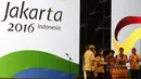 Dengan menabuh gendang, Wakil Presiden Republik Indonesia, Jusuf Kalla, secara resmi membuka TAFISA Games 2016 di Pantai Karnaval Taman Impian Jaya Ancol, Sabtu (8/10/2016). (Bola.com/Arief Bagus)