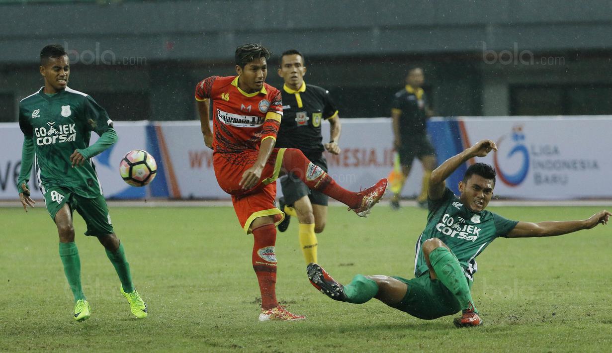 Kapten Martapura FC, Qischil G Minny, melepaskan tendangan ke gawang PSMS Medan pada laga Liga 2 di Stadion Patriot, Bekasi, Senin (13/11/2017). PSMS Medan menang 2-1 atas Martapura FC. (Bola.com/ M Iqbal Ichsan)
