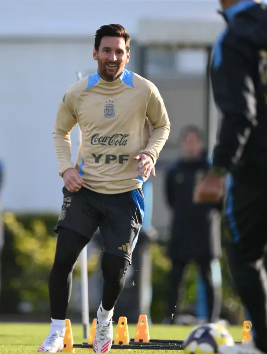 Jelang pertandingan melawan Chile, Lionel Messi terlihat sudah bergabung dalam sesi latihan bersama timnas Argentina sejak Senin 2 Juni 2025. (LUIS ROBAYO/AFP)