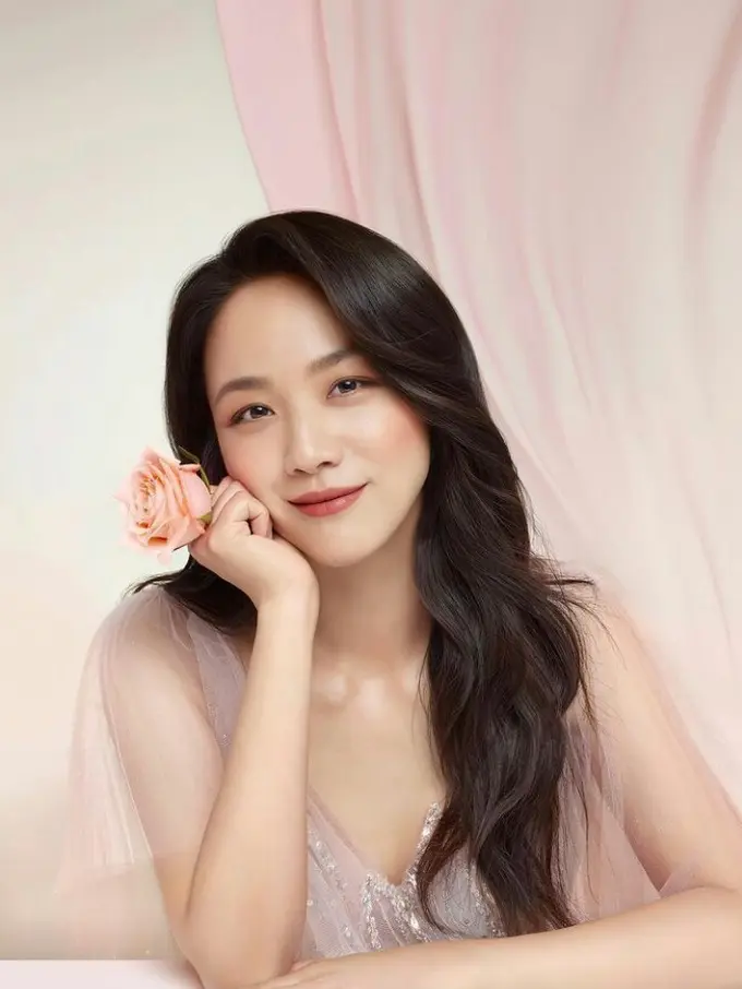 Rahasia Kulit Sebening Kristal Tang Wei di Usia 41 Tahun, Andalkan SK-II