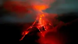 Batuan cair dan aliran lava menuruni lereng gunung berapi Mayon saat terjadi letusan ringan di Kota Legazpi, Provinsi Albay, tenggara Manila, Filipina, Sabtu (27/1). Meski memesona, letusan lava panas semakin berbahaya. (AP Photo/Bullit Marquez)