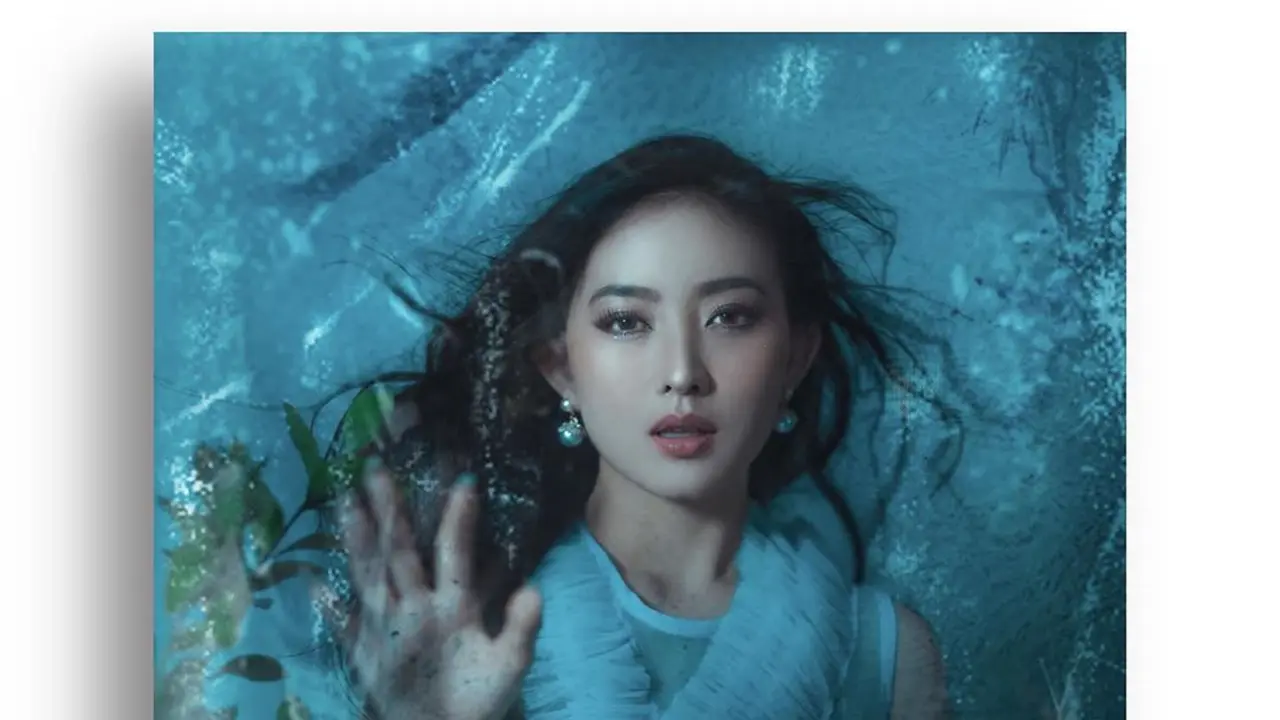 6 Gaya Pemotretan Natasha Wilona dengan Tema 'INNOCENCE in The COLD', Memesona