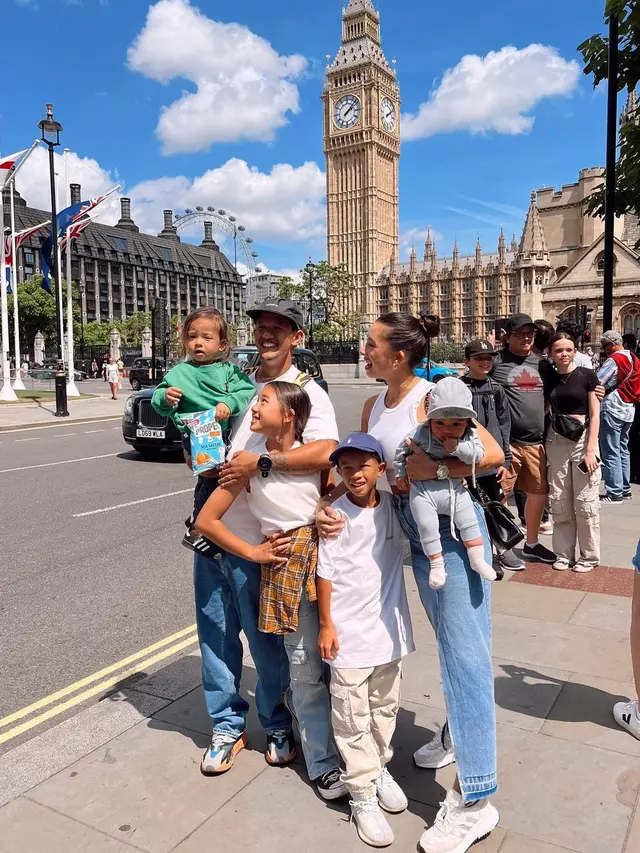 Gaya Simple Nan Modis Jennifer Bachdim Liburan ke London Sambil Momong 4 Anak Tanpa Nanny