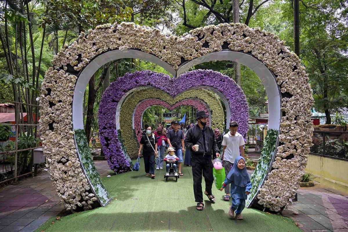 FOTO: Kebun Binatang Surabaya Jadi Pilihan Wisata Edukatif Selama Libur Akhir Tahun