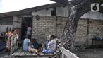 Aktivitas warga di perkampungan kumuh kawasan Semper, Cilincing, Jakarta, Selasa (12/10/2021). Data Badan Pusat Statistik (BPS) Provinsi DKI Jakarta per September 2021 mencatat, jumlah penduduk miskin di Ibu Kota mencapai 362 ribu jiwa. (merdeka.com/Iqbal S. Nugroho)