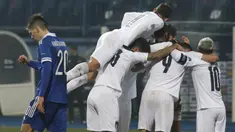 Pemain Italia merayakan gol yang dicetak Domenico Berardi ke gawang Bosnia pada laga UEFA Nations League 2020/2021 di Grbavica Stadium, Kamis (19/11/2020) dini hari WIB. Italia menang 2-0 atas Bosnia. (AP Photo/Kemal Softic)