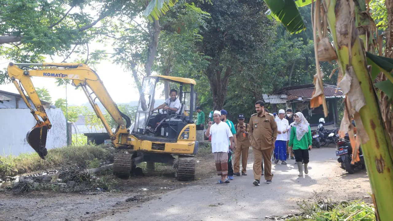 Wali Kota Probolinggo Habib Hadi Zainal Abidin meninjau normalisasi Saluran air untuk antisipasi banjir. (Istimewa).