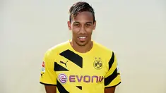 Penyerang asal Gabon, Pierre-Emerick Aubameyang berpose untuk tim Borussia Dortmund di Brackel, Jerman barat pada 11 Agustus 2014. Pemain 28 tahun ini telah bergabung dengan klub Inggris Arsenal dari Dortmund. (AFP Photo/Patrik Stollarz)