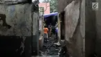 Warga berada di sisa rumah pasca kebakaran yang melahap permukiman di Jalan Kebon Sayur, Bidara Cina, Jakarta, Minggu (27/5). Sedikitnya 43 rumah warga di RT 007 dan 008 RW 014 di Bidara Cina ludes dilalap api. (Merdeka.com/Iqbal S Nugroho)